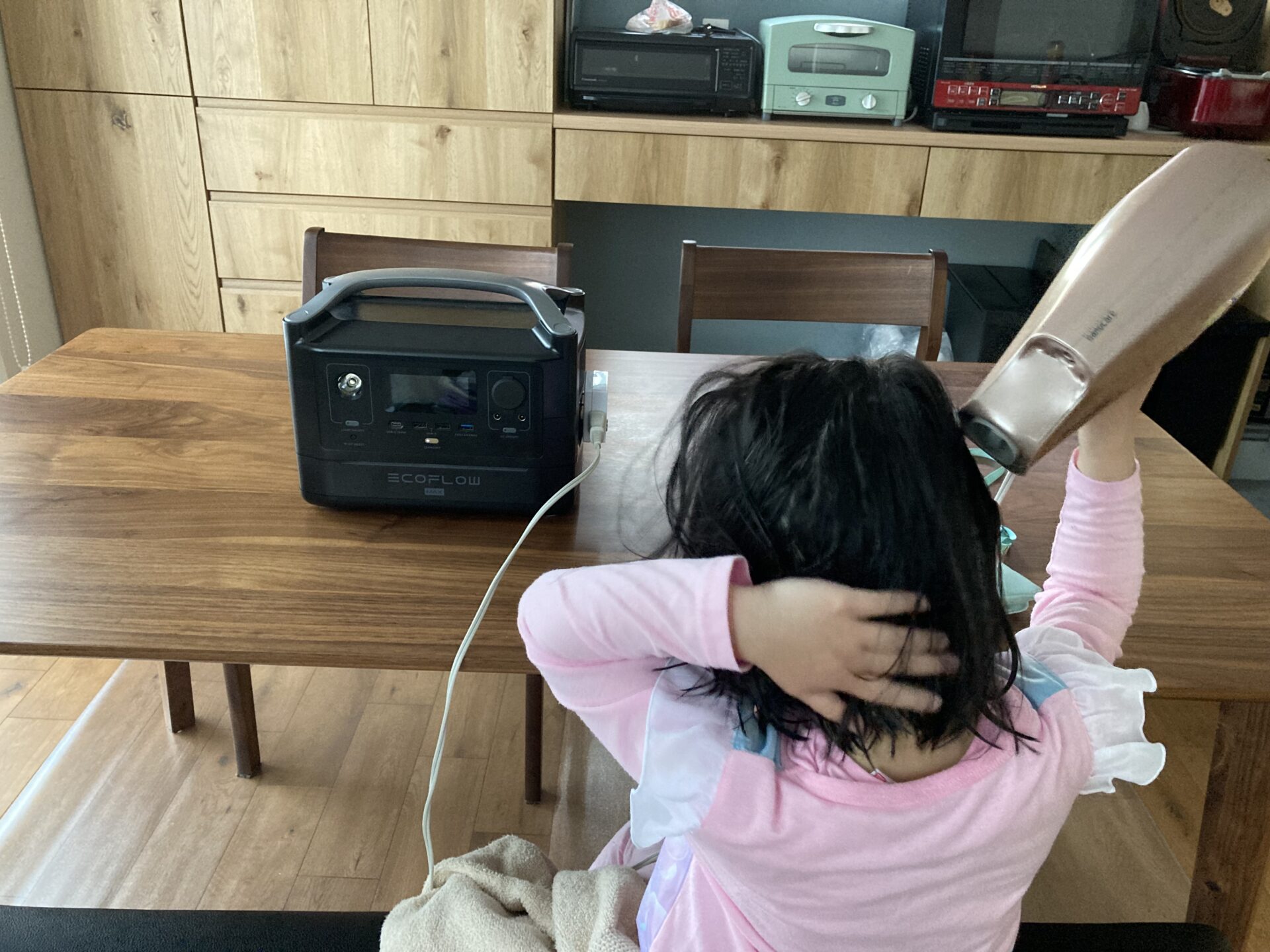 ポータブル電源でドライヤーを使用している様子