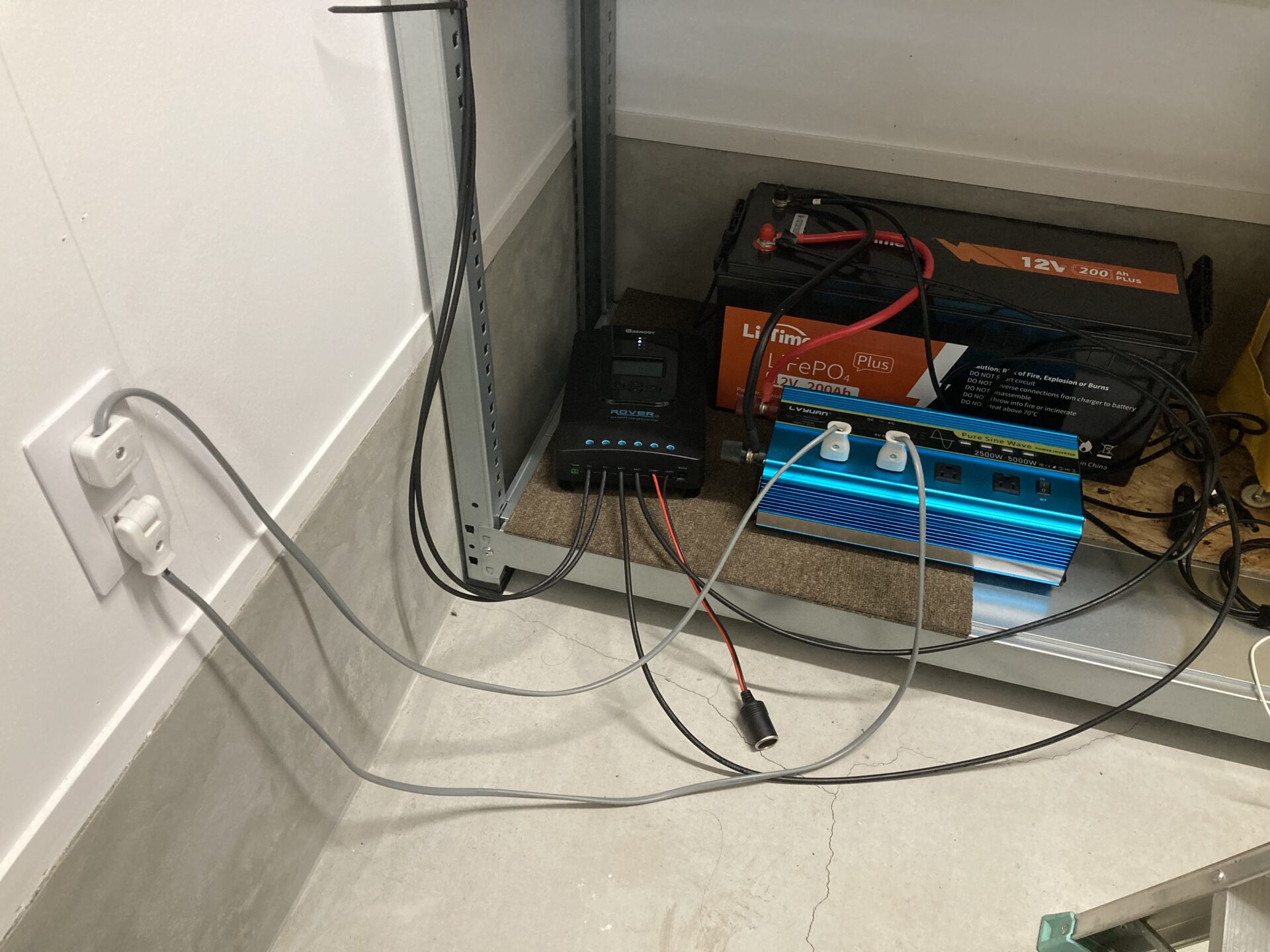 電源切替器付分電盤にインバーターを出力している様子