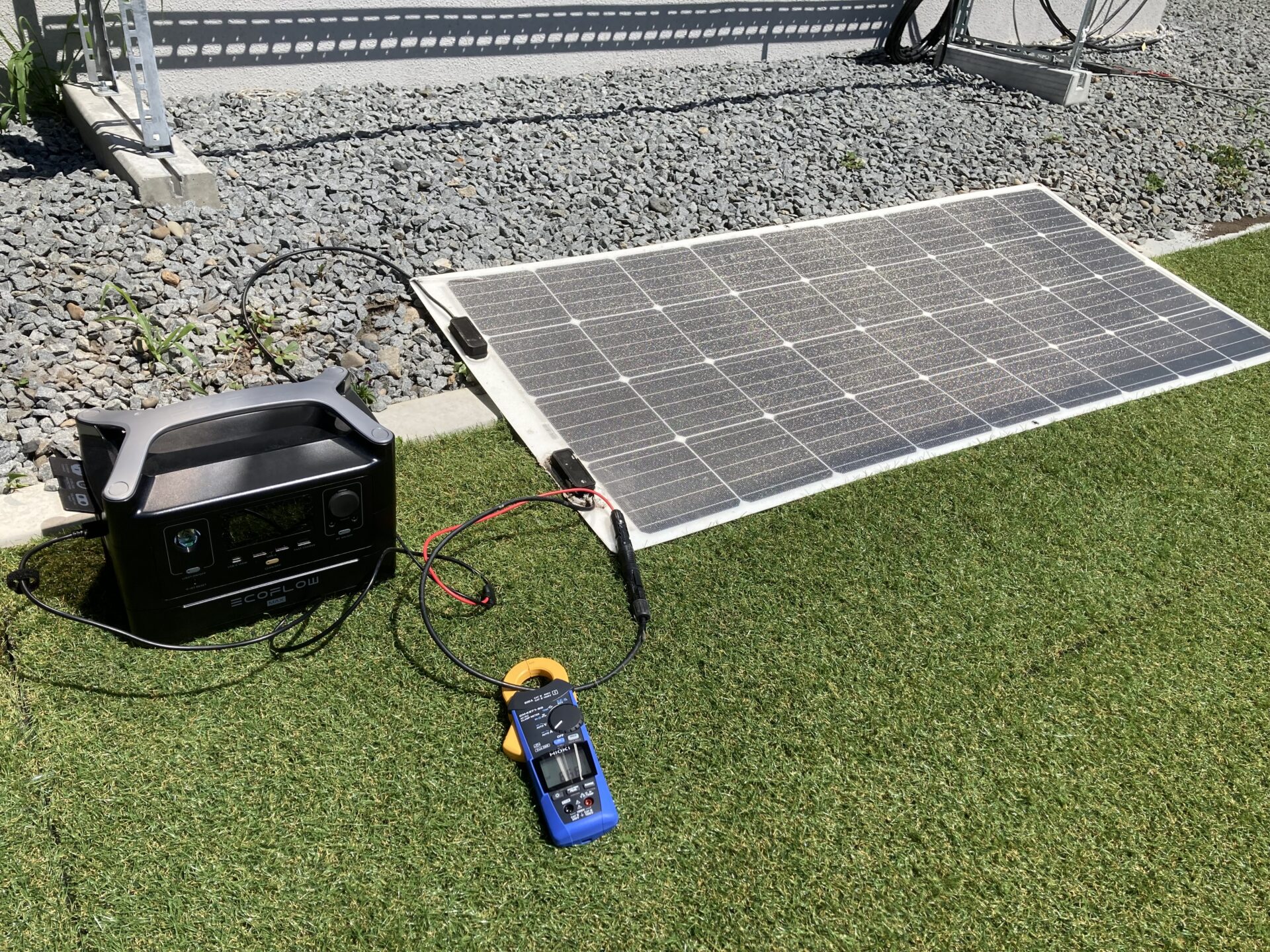 ソーラーパネルでポータブル電源を充電している様子