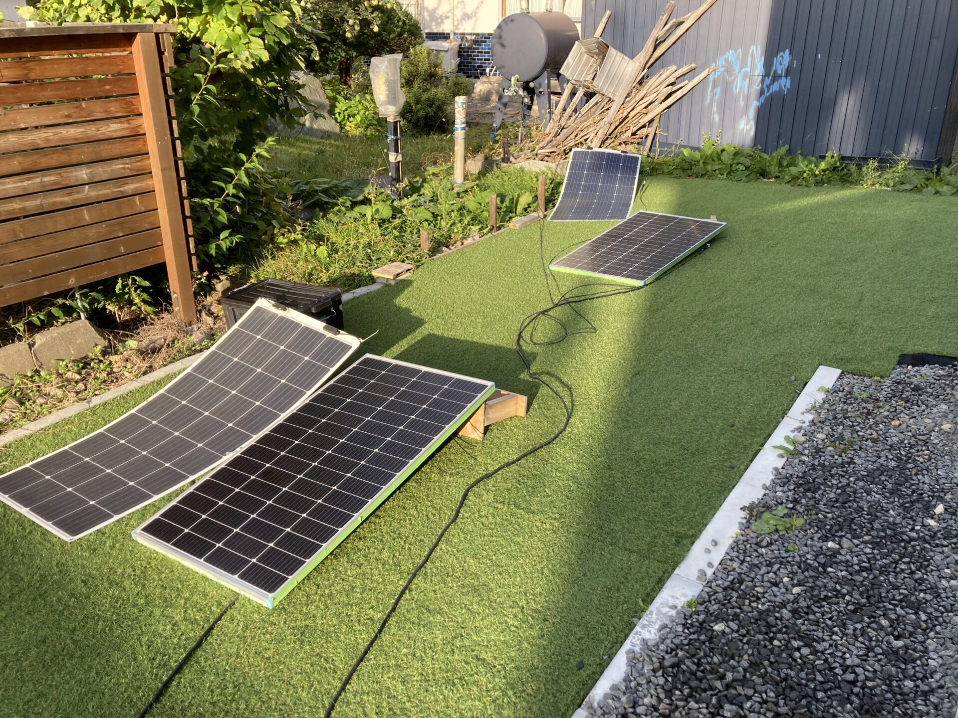 庭にソーラーパネルを設置
