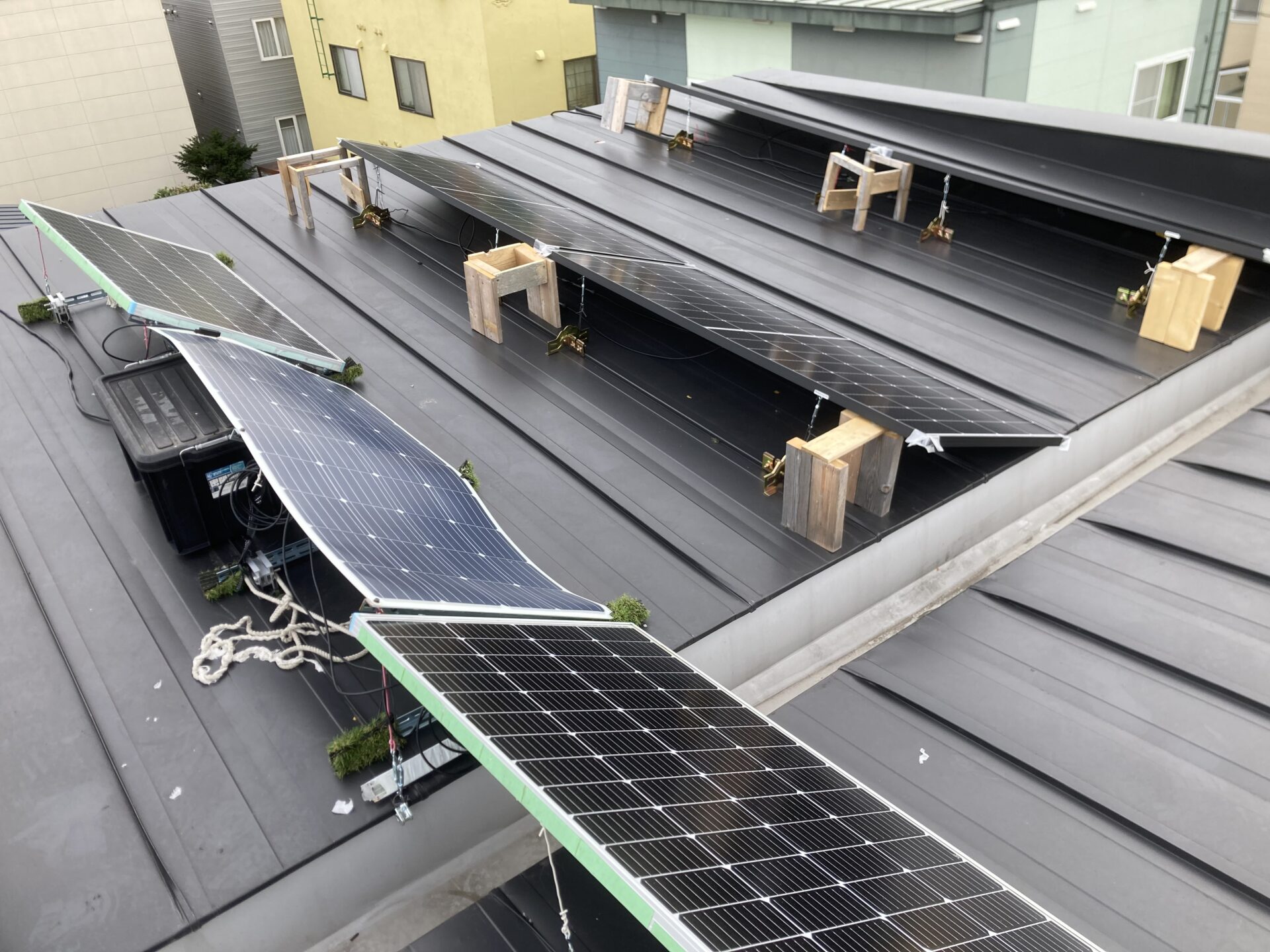 屋根上ソーラーパネルの設置