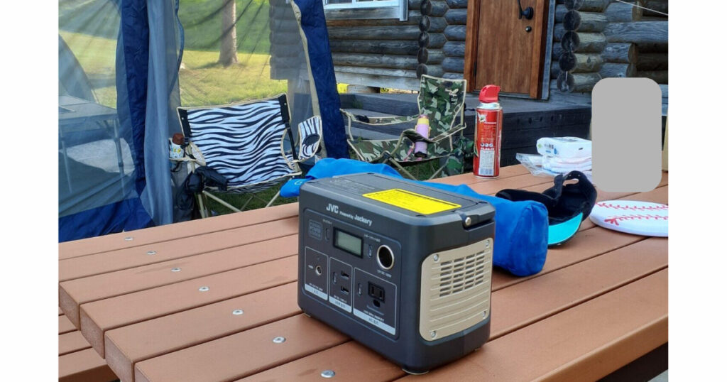 キャンプでポータブル電源を使っている様子