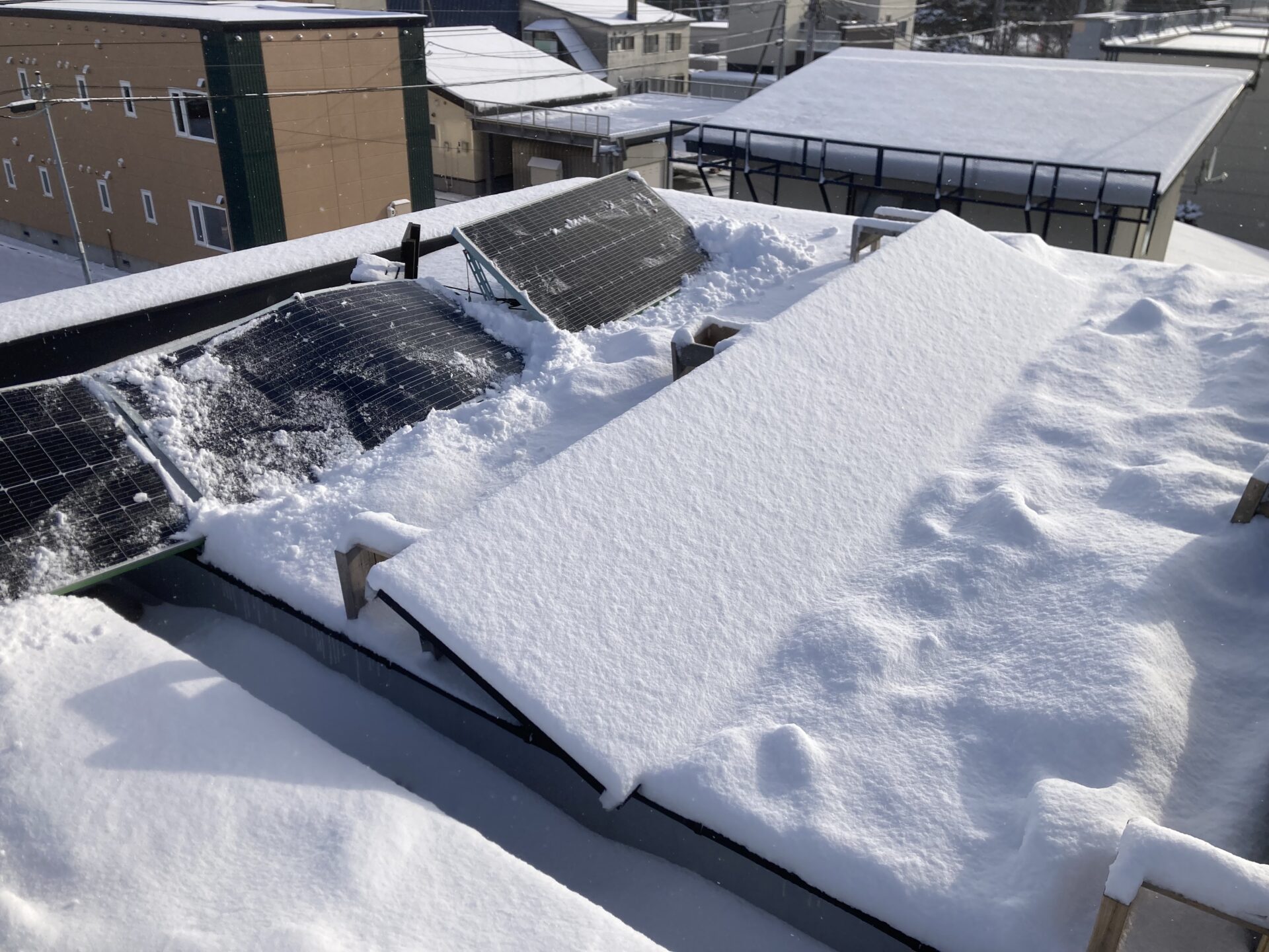 雪で覆われたソーラーパネル