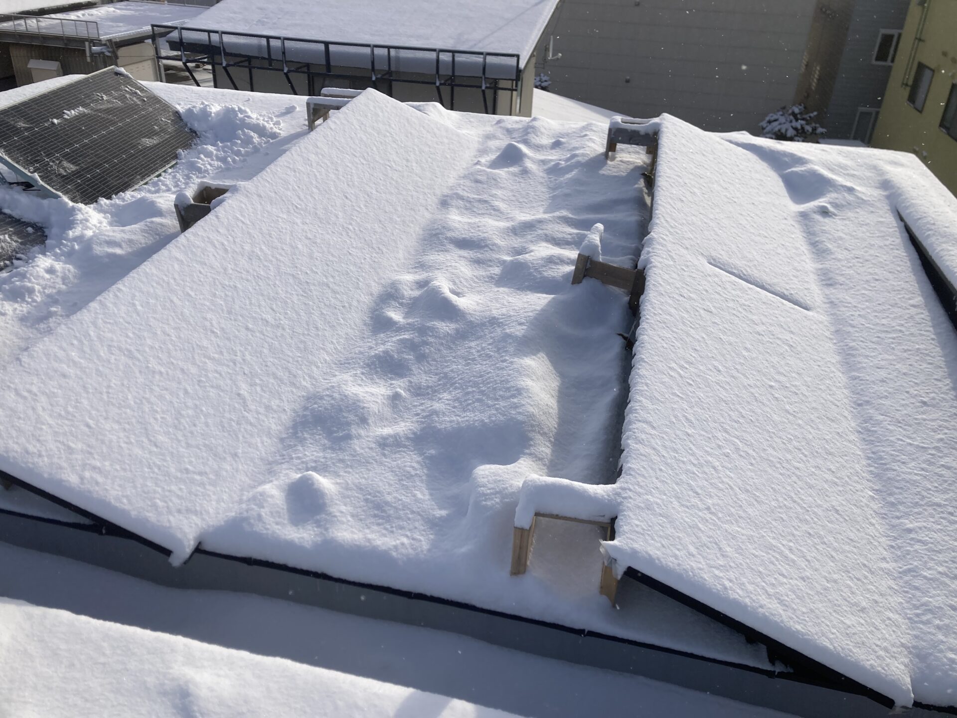雪に覆われたソーラーパネル