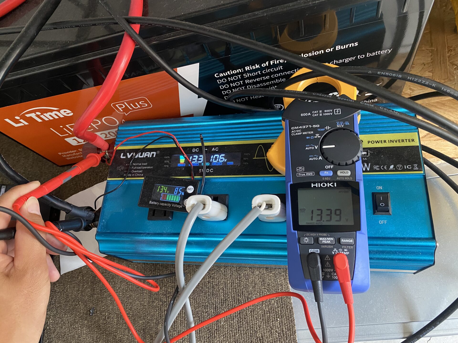 電圧測定の様子