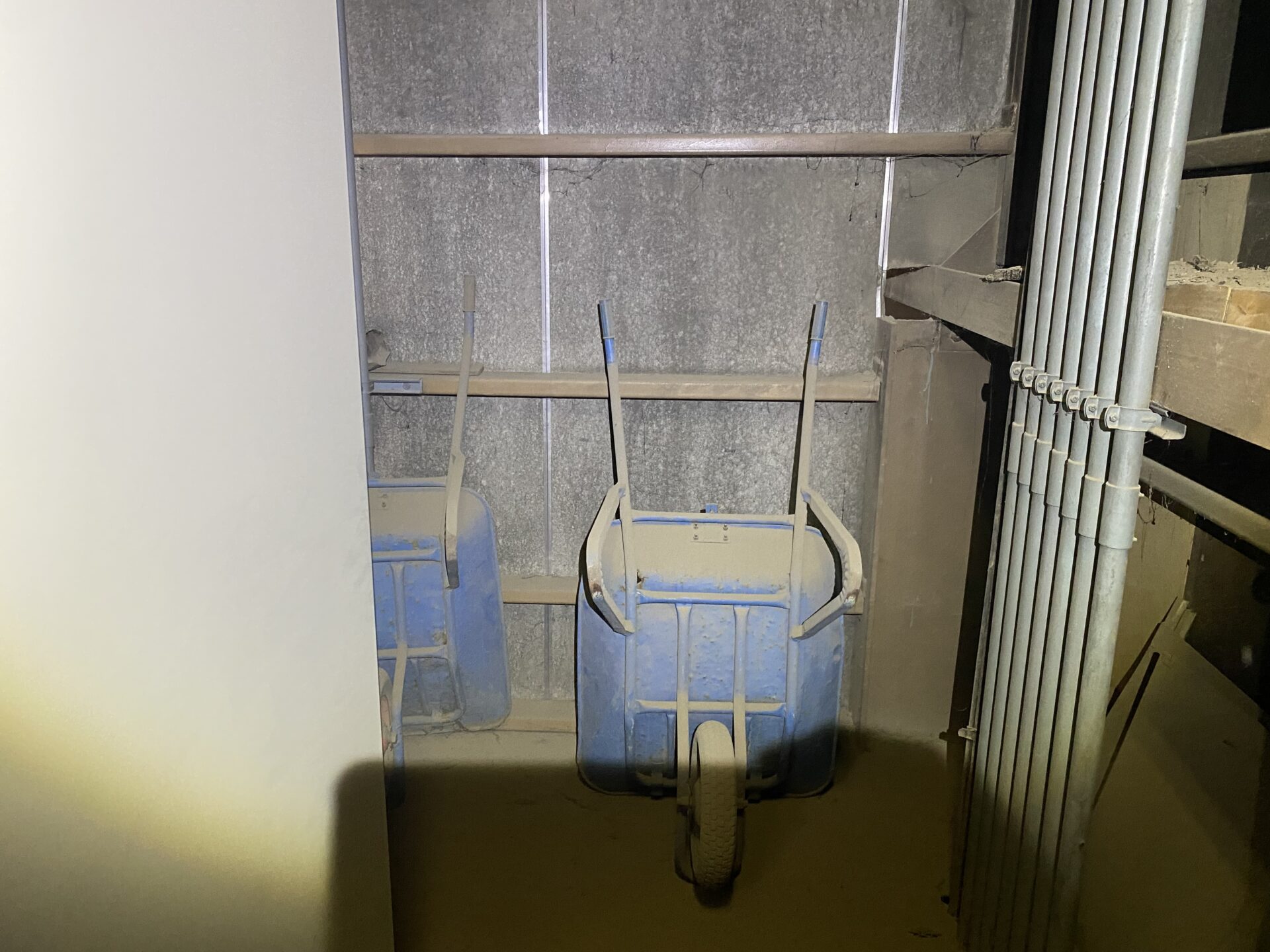 土埃まみれの倉庫