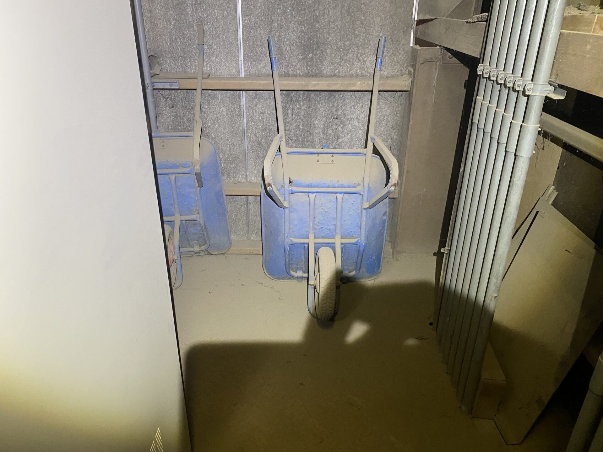 土埃だらけの物置