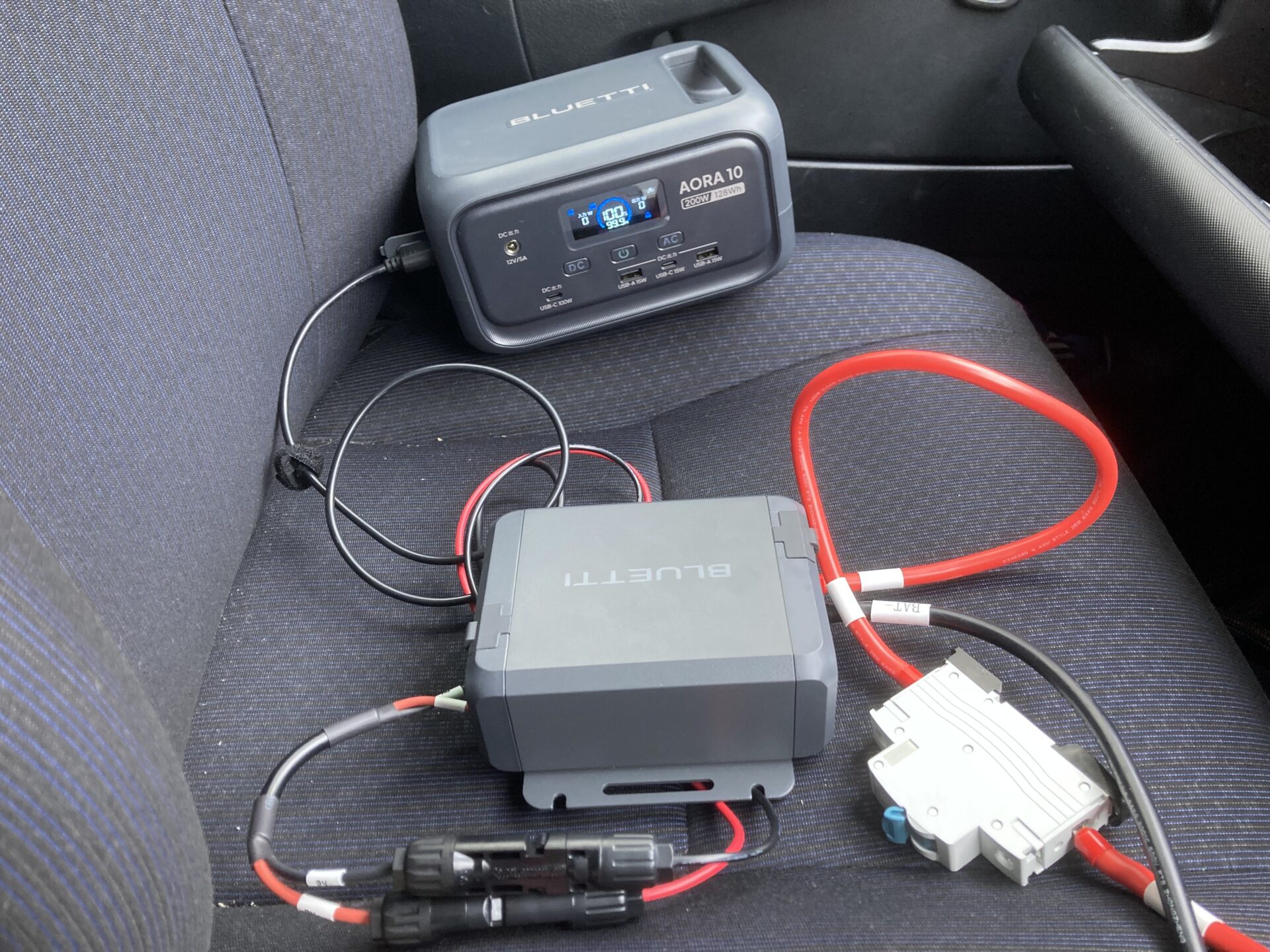 走行充電器でAORA10を充電